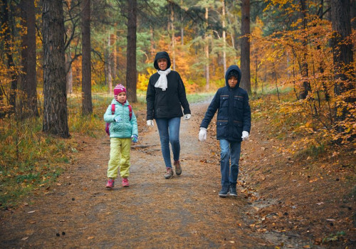 Hoeveel kilometer kan een kind van 5 jaar wandelen tijdens een herfstwandeling in het bos