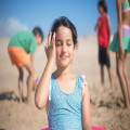 Hoeveel zonnebrand heb je nodig voor een dag aan het strand met 2 kinderen